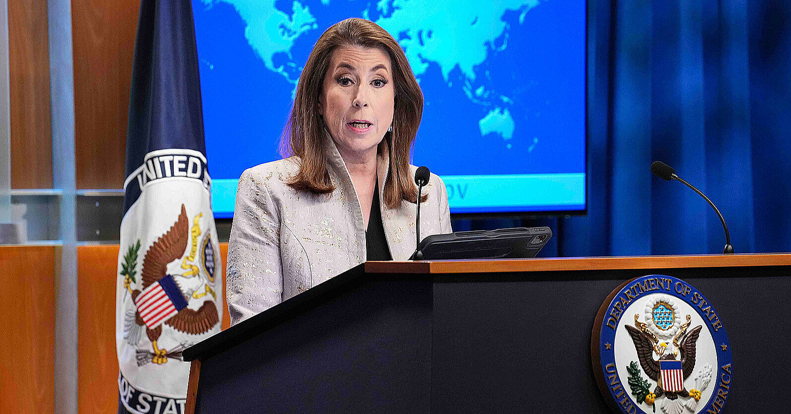 Держдеп: США не призупинили постачання всієї зброї Україні