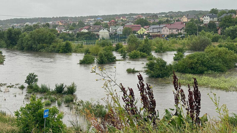 У Львові через сильні дощі може підтопити частину міста