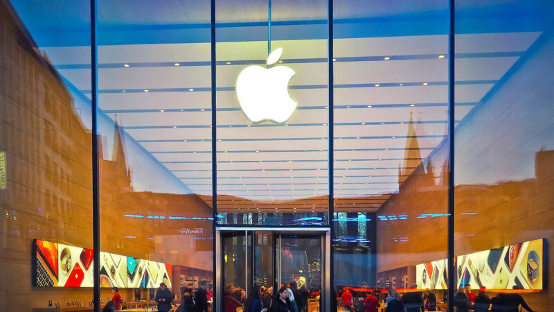 Apple оскаржила півмільярдний штраф від Єврокомісії