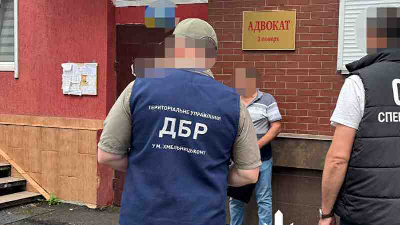 Посадовця податкової Хмельниччини підозрюють у отриманні 200 тис грн хабаря
