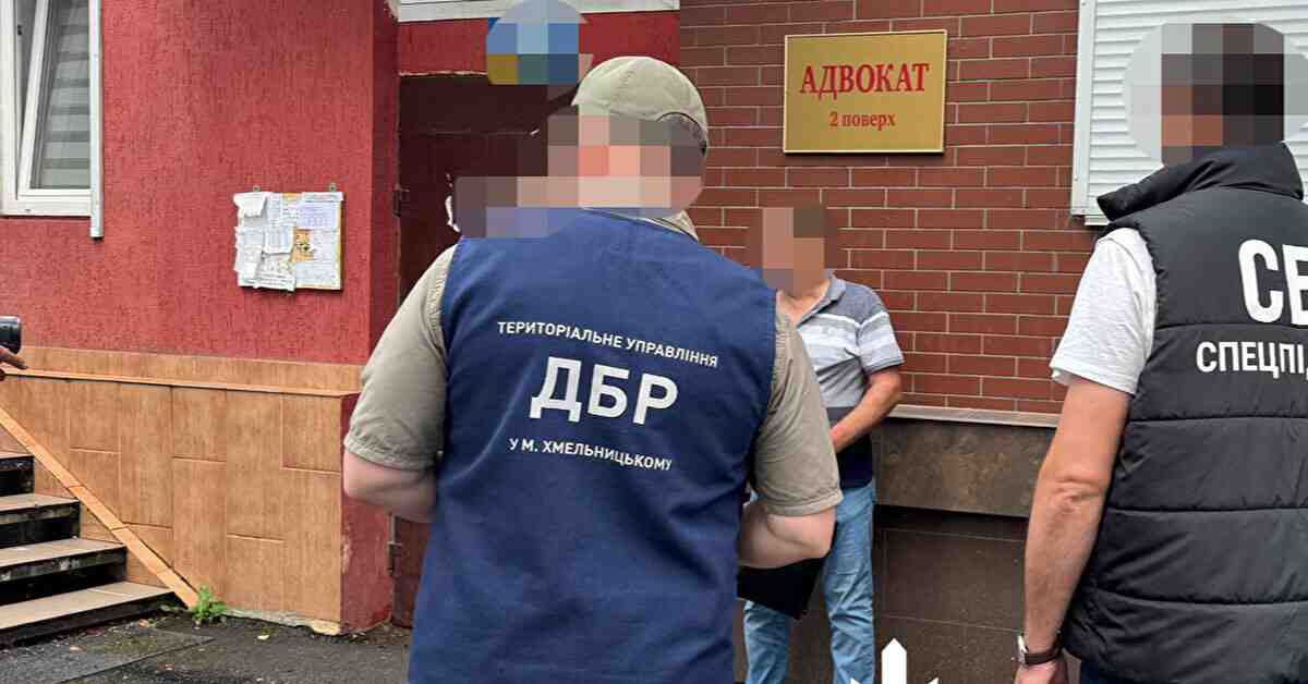 Посадовця податкової Хмельниччини підозрюють у отриманні 200 тис грн хабаря
