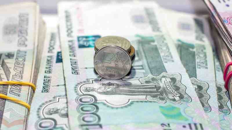 Російська економіка тріщить під тиском війни та санкцій – Bloomberg