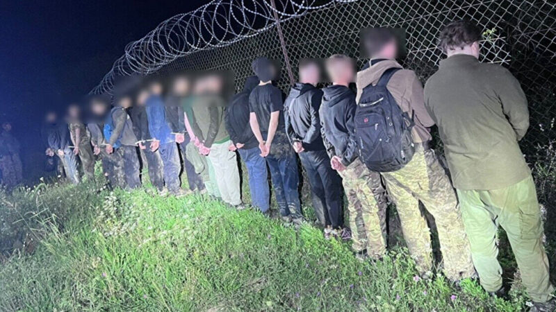 На кордоні зі Словаччиною затримали велику групу правопорушників