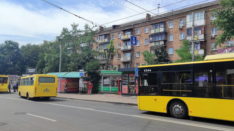 У Києві через обстріл громадський транспорт курсує зі змінами