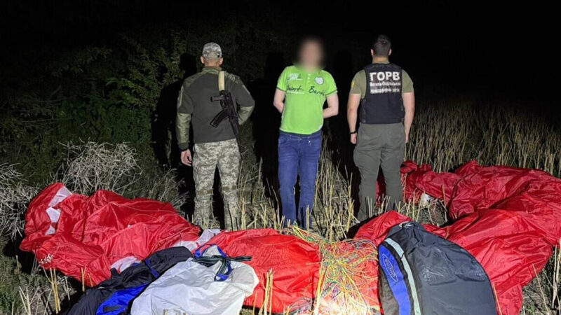 Прикордонники затримали чоловіка, який намагався потрапити до Молдови на параплані