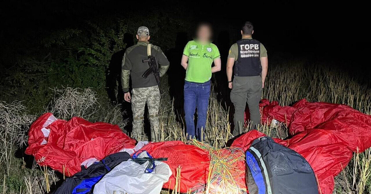 Прикордонники затримали чоловіка, який намагався потрапити до Молдови на параплані