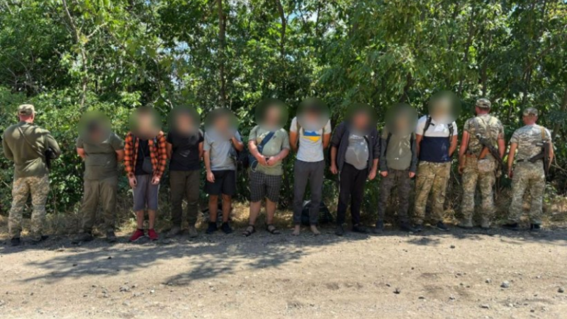 Три доби під палючим сонцем: на кордоні затримали 9 втікачів, які намагалися пішки дійти до Молдови