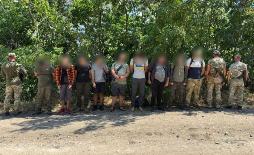 Три доби під палючим сонцем: на кордоні затримали 9 втікачів, які намагалися пішки дійти до Молдови