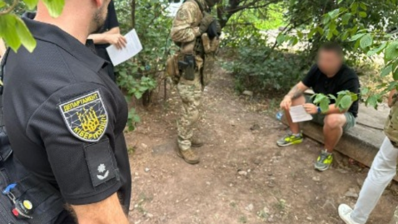 У Кривому Розі правоохоронці затримали засновника благодійного фонду, який торгував фальшивими довідками про непридатність до служби
