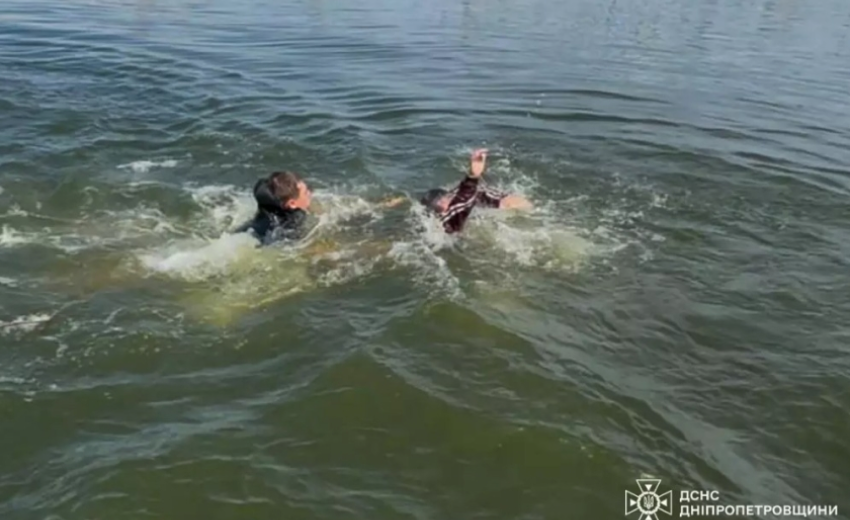 У Дніпрі водолази ДСНС врятували чоловіка, який тонув