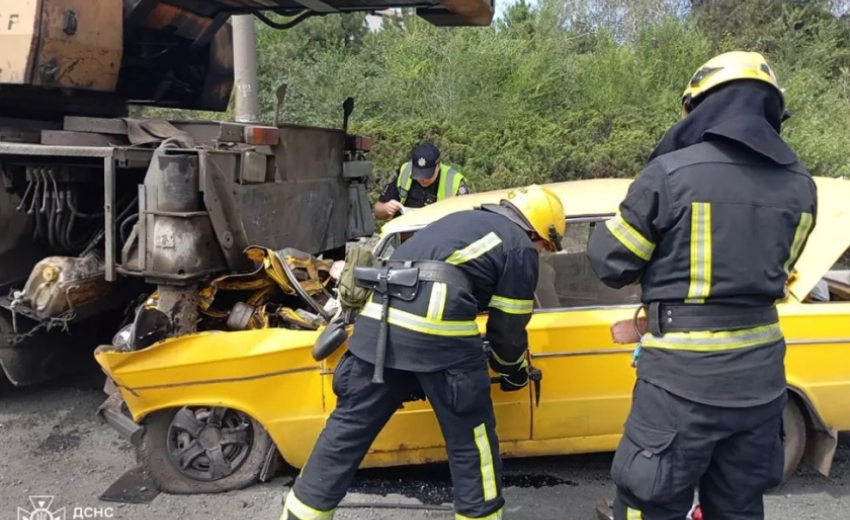 У Кривому Розі рятувальники ліквідували наслідки смертельної ДТП