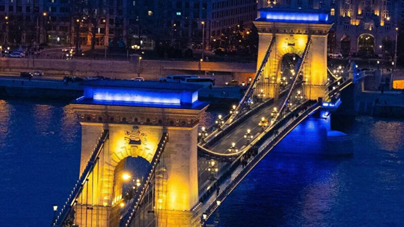 У Орбана обурились підсвіченим в кольори українського прапора мостом у Будапешті