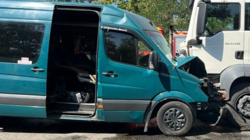 Лобове зіткнення: маршрутка «Дніпро – Одеса» влетіла у вантажівку на трасі