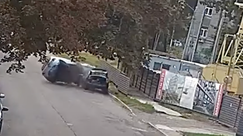 В’їхав у припарковану автівку та перекинувся на дах: у Дніпрі водій служби таксі Uklon вчинив ДТП