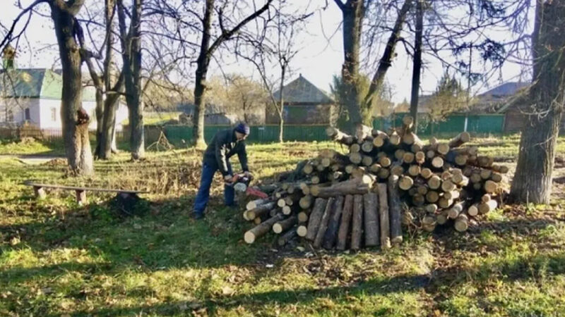Кабмін збільшив на третину оплату за суспільно корисні роботи на прифронтових територіях