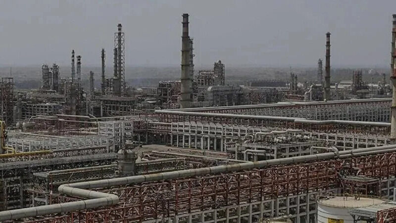 Найбільший закордонний НПЗ Роснафти отримає рекордно низький обсяг нафти через санкції ЄС