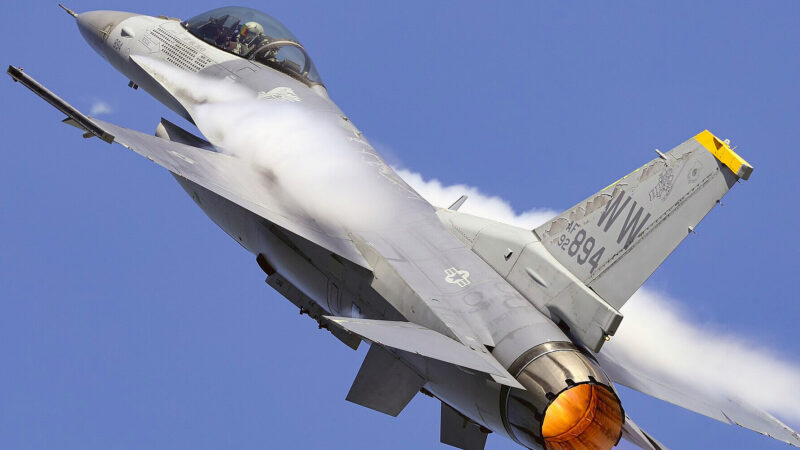 У Польщі під час репетиції авіашоу розбився F-16, пілот загинув