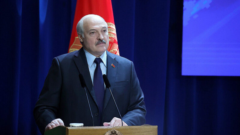 Лукашенко каже, що Путіну пропонували вдарити “Орєшніком” по Банковій, але він відмовився