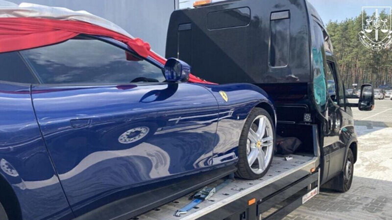 Експосадовець оборонпрому отримав підозру за безмитне ввезення Ferrari для росіян