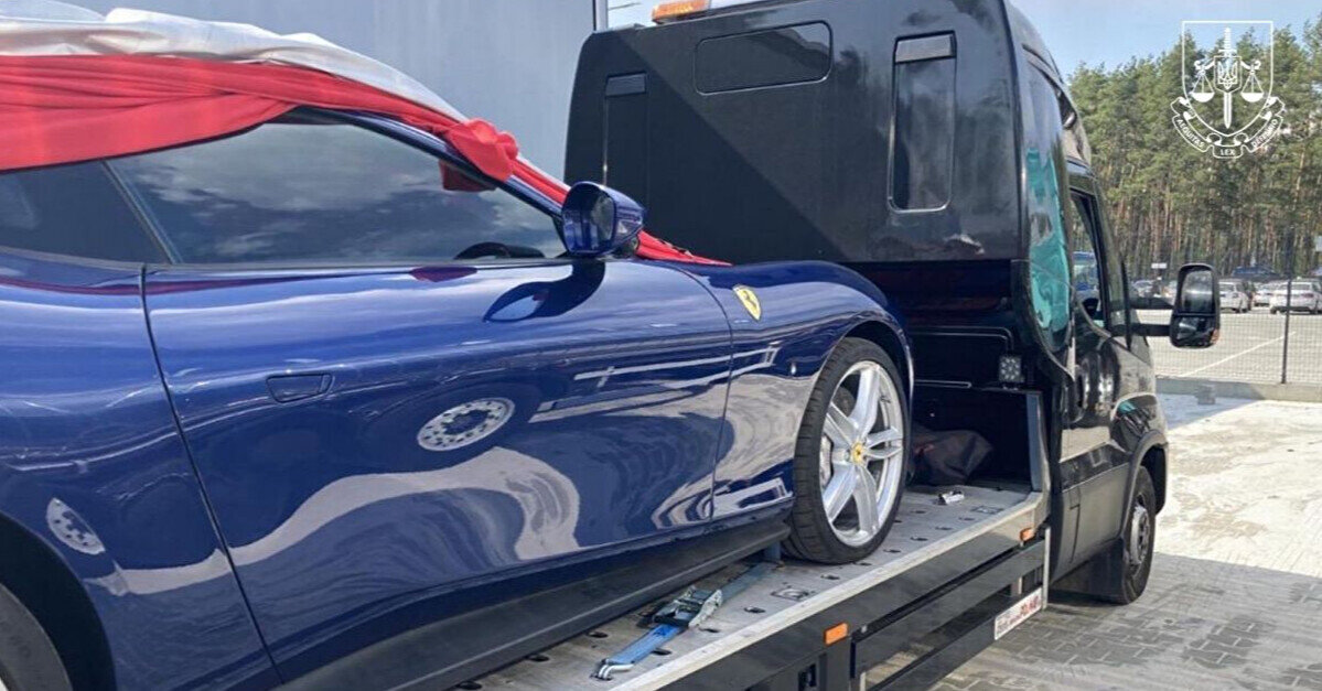 Експосадовець оборонпрому отримав підозру за безмитне ввезення Ferrari для росіян