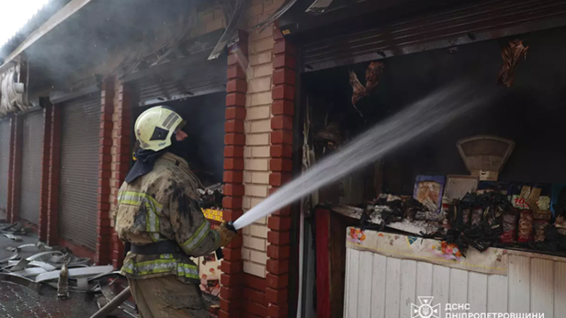 У Дніпрі спалахнули торгові точки на «Озерці»: подробиці від ДСНС