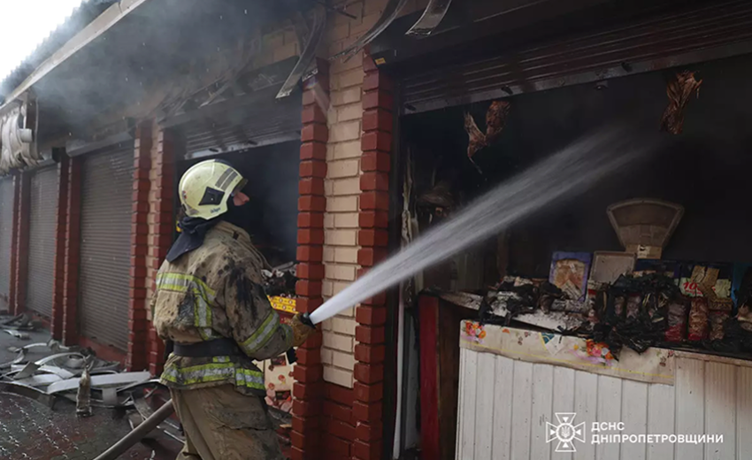 У Дніпрі спалахнули торгові точки на «Озерці»: подробиці від ДСНС