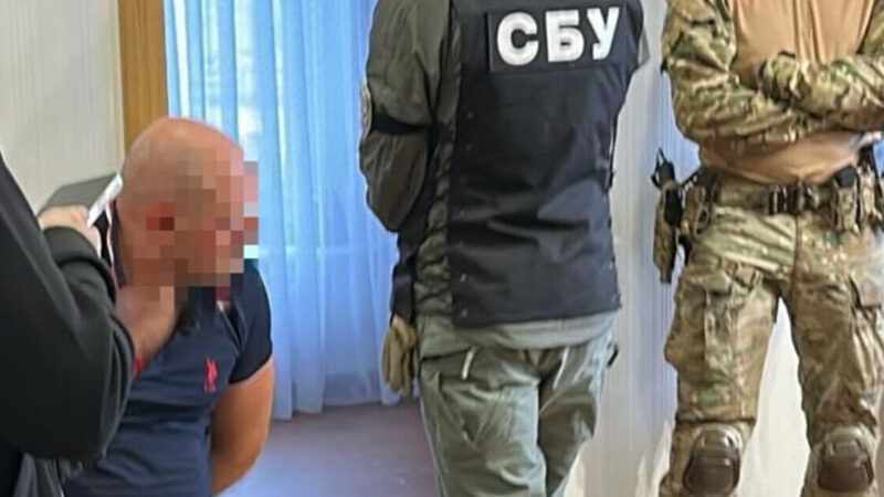 Батька детектива НАБУ, підозрюваного у зв’язках з РФ, роздягнули догола в суді – ЗМІ