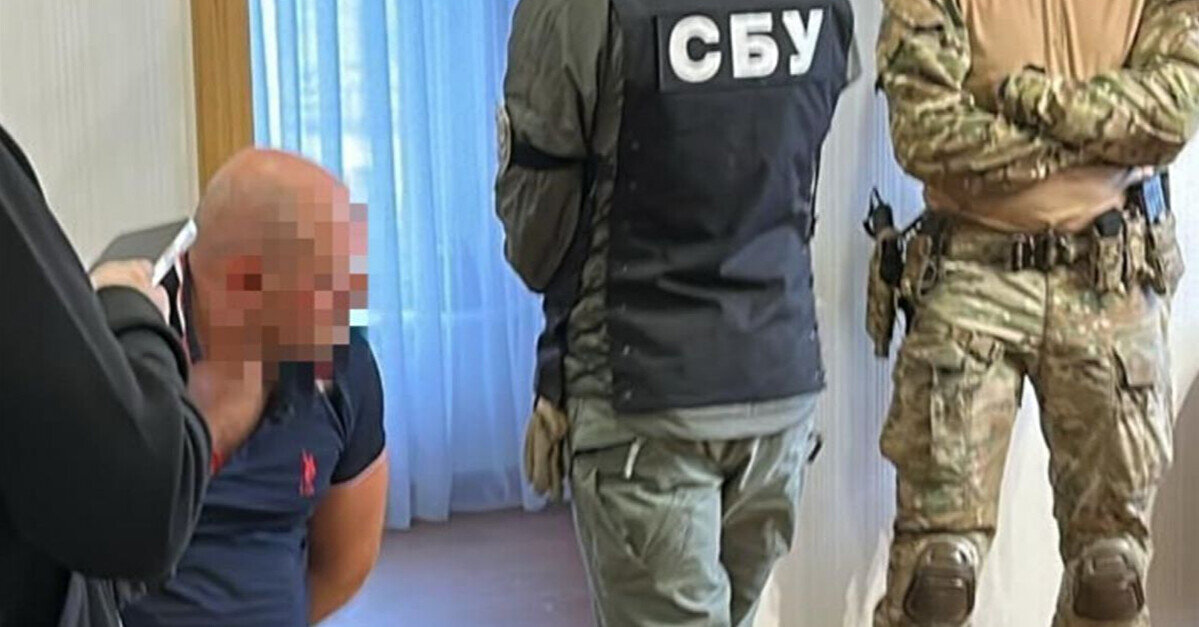 Батька детектива НАБУ, підозрюваного у зв’язках з РФ, роздягнули догола в суді – ЗМІ