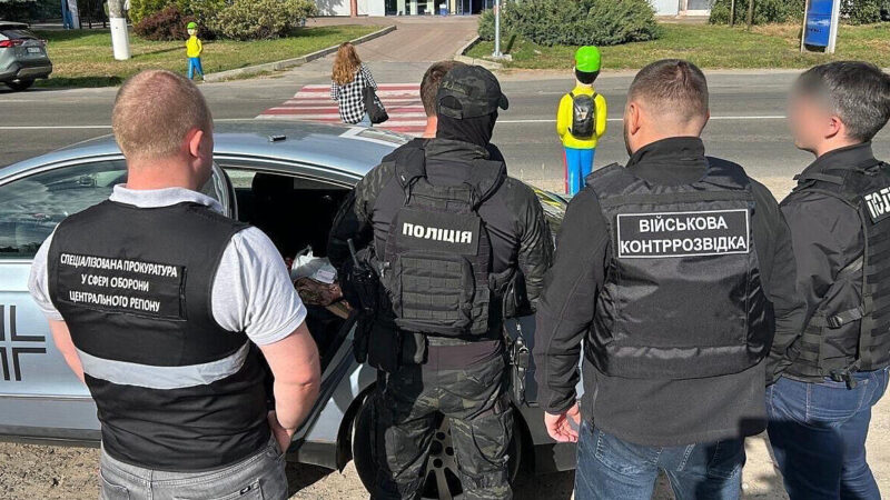 На Київщині група військовослужбовців продавала пальне з частини