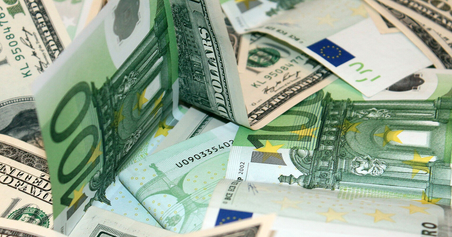 Польські митники затримали українку з купою готівки у багажі