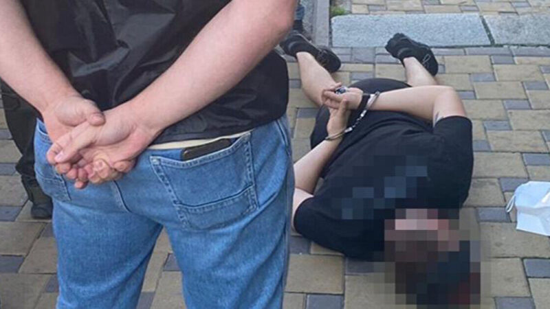 Під суд віддали посадовця СБУ та двох осіб, які вимагали $300 тис хабаря