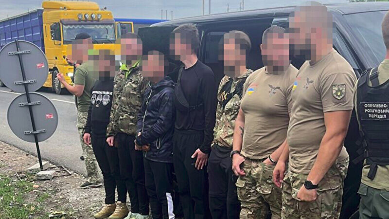 Поліцейський перевозив “ухилянтів” до кордону під виглядом спецпризначенців