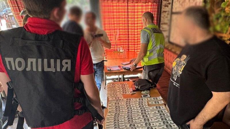 Посадовець Міноборони за $10 000 обіцяв працевлаштування на критичне підприємство для бронювання