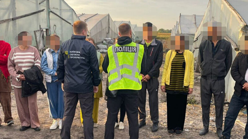 На Київщині викрили трьох іноземців та українку, які тримали у рабстві узбеків