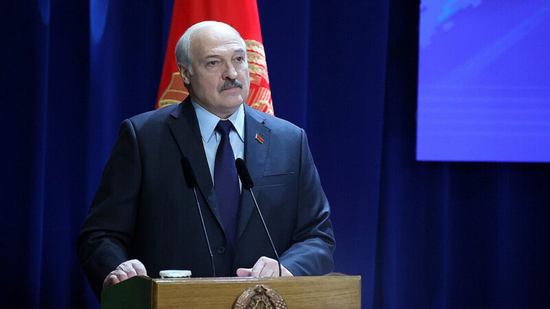 Лукашенко заявив, що передасть Путіну “звістки” від американців