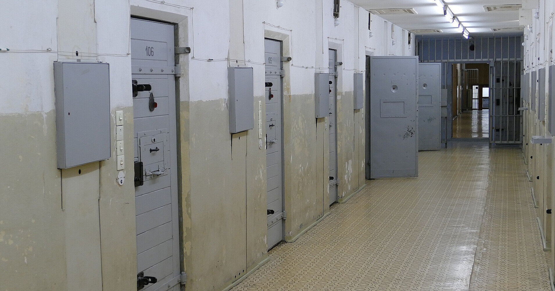 На Полтавщині працівники СІЗО облаштували “камеру тортур”, їм оголосили підозри