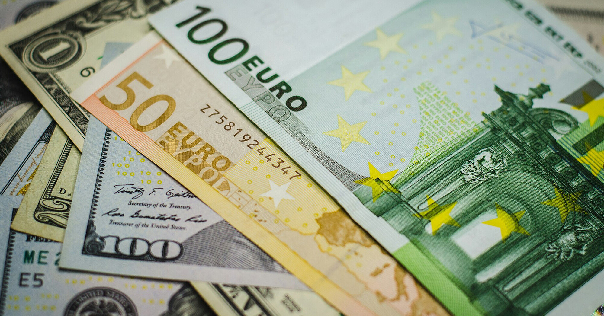Чого очікувати від долара та євро у вересні: прогноз
