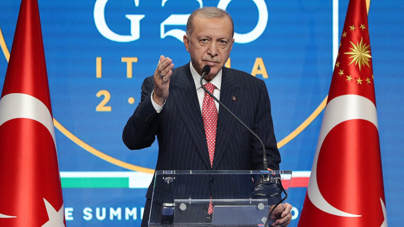 Трамп розглядає Ердогана на роль мирного посередника між РФ та Україною – WP