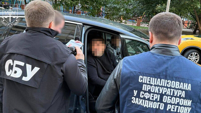 Прокурори викрили десятки схем втечі та хабарів від мобілізації