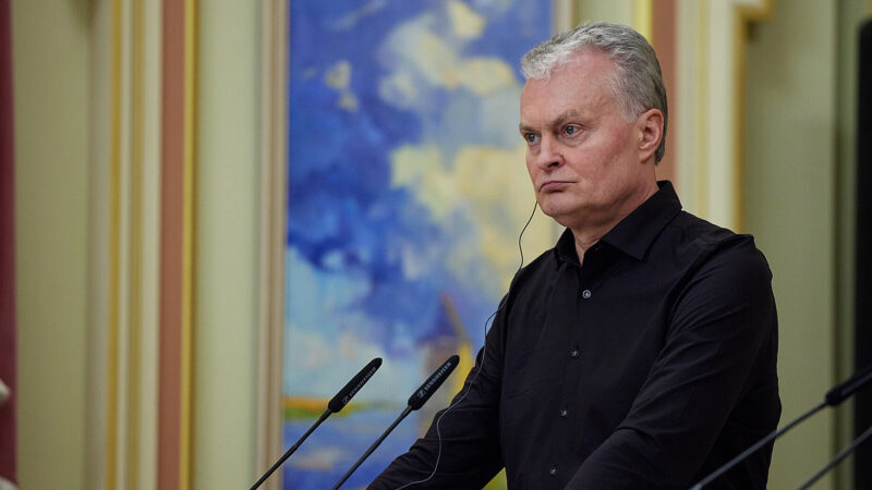 Літак з президентом Литви не міг приземлитися у Вільнюсі через повідомлення про дрон