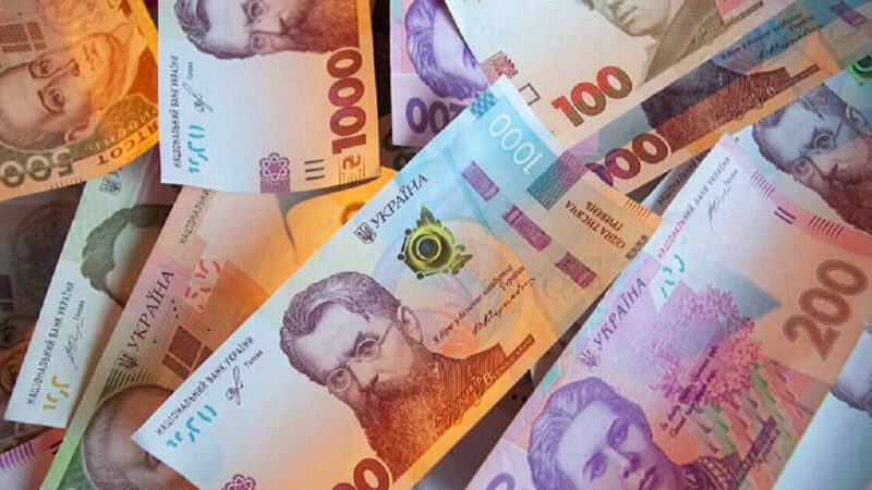 В Україні за місяць впала середня зарплата: кому платять найбільше