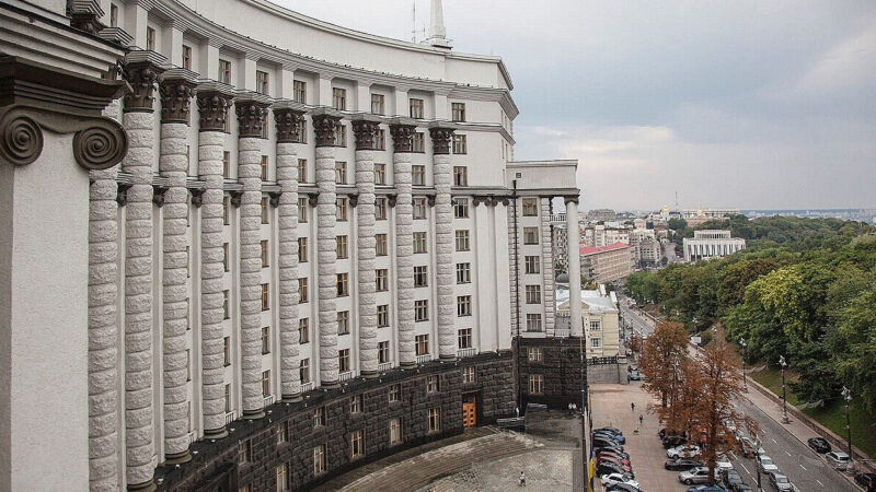 Уряд запропонував залишити лише  один вид виплат для малозабезпечених