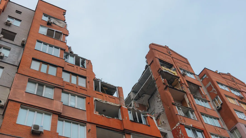 У Дніпрі виявили переплату під час закупівель на відновлення будинку, пошкодженого ракетою