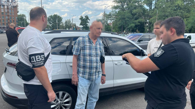 У Дніпрі викрили колишнього інспектора медустанови на хабарництві та незаконному зберіганні зброї