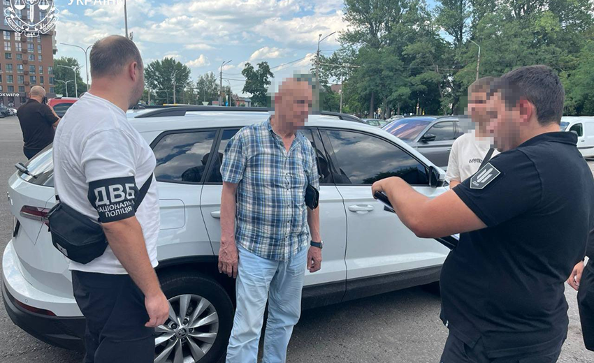 У Дніпрі викрили колишнього інспектора медустанови на хабарництві та незаконному зберіганні зброї