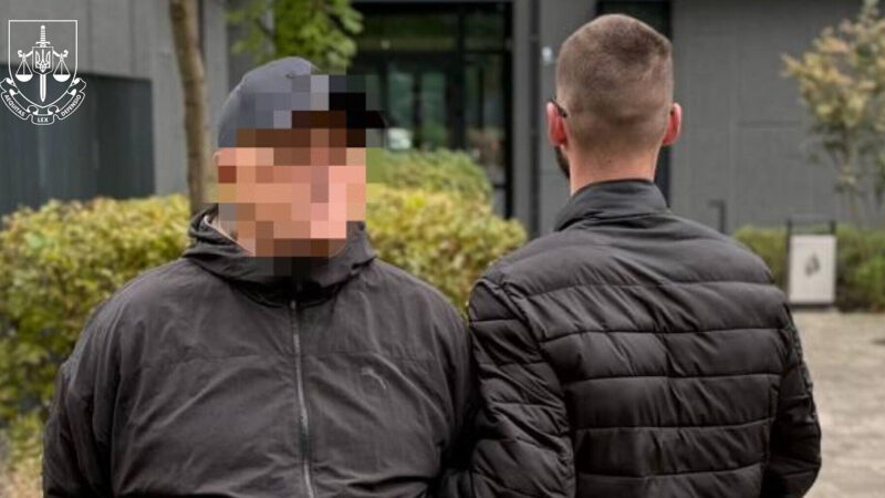 У Києві затримали чоловіка, який вимагав $15 тис за переведення військового в тил