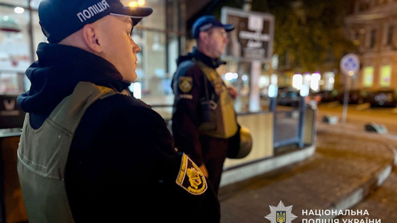 Сутичка правоохоронців з підлітками на Успенській площі у Дніпрі: подробиці