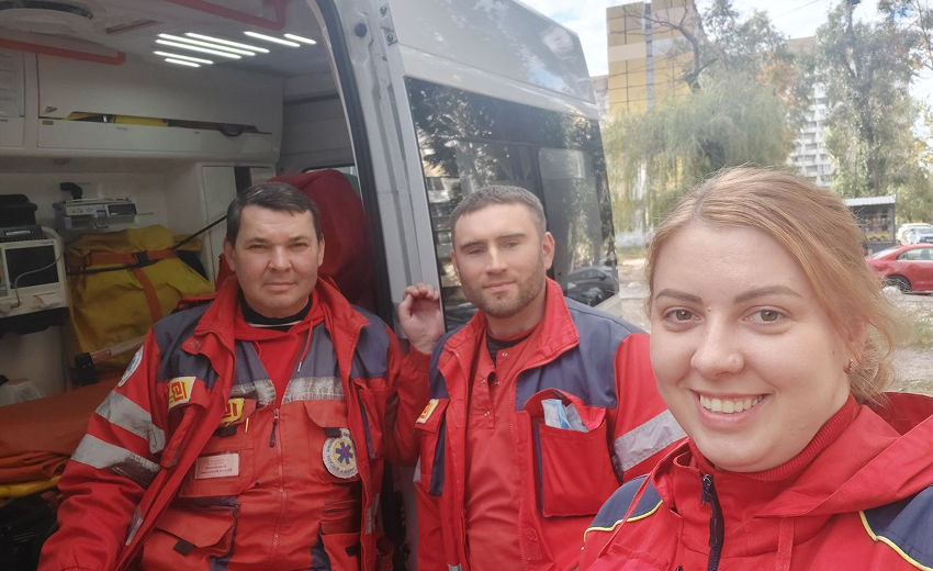 Бензопила відлетіла в шию: у Дніпропетровській області медики врятували 39-річного чоловіка