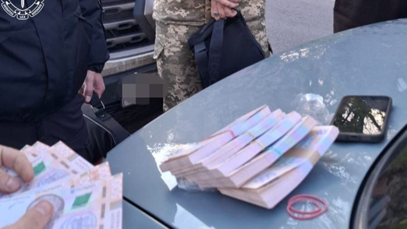 Вимагав $7000 за переведення до іншої частини та частку від 1 млн грн виплат: майору ЗСУ з Дніпропетровщини повідомлено про підозру