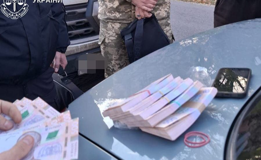 Вимагав $7000 за переведення до іншої частини та частку від 1 млн грн виплат: майору ЗСУ з Дніпропетровщини повідомлено про підозру